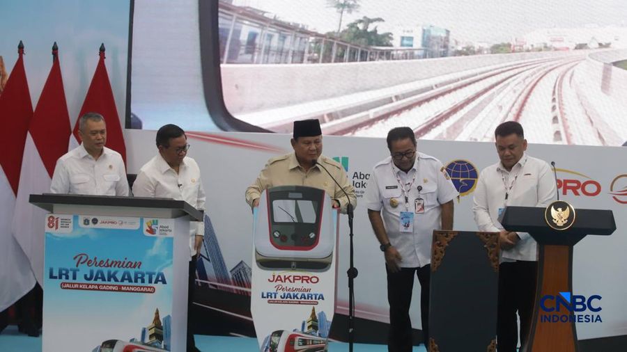 Presiden RI Prabowo Subianto dan Gubernur DKI Jakarta Pramono Anung Wibowo di Stasiun LRT Kelapa Gading, Jakarta Utara, Rabu (16/9/2026).