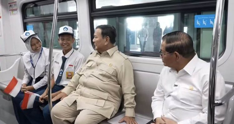 Presiden Prabowo Subianto bersama Gubernur DKI Jakarta, Pramono Anung, saat mencoba LRT Jakarta Kelapa Gading-Manggarai, Rabu (16/9/2026)