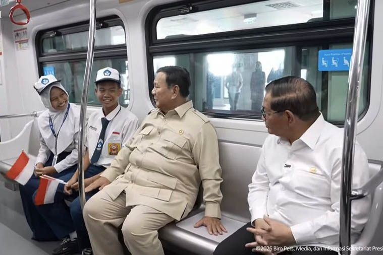 Presiden Prabowo Subianto bersama Gubernur DKI Jakarta, Pramono Anung, saat mencoba LRT Jakarta Kelapa Gading-Manggarai, Rabu (16/9/2026)