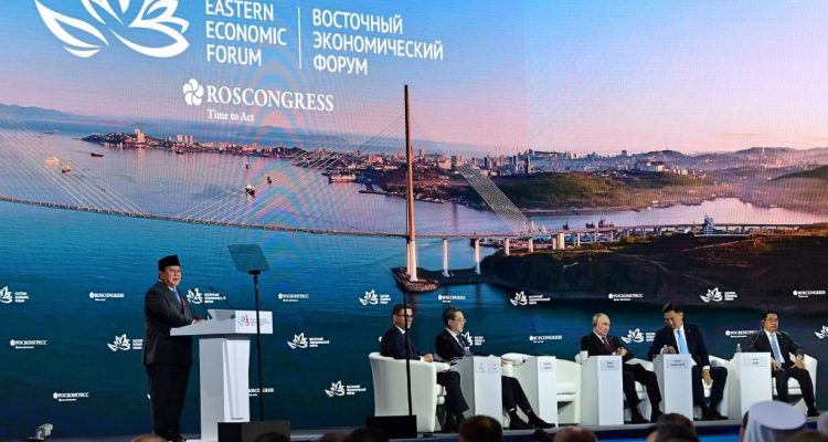 Presiden Republik Indonesia, Prabowo Subianto, menyampaikan pidato pada Eastern Economic Forum (EEF) ke-11 di Far Eastern Federal University (FEFU), Vladivostok, Federasi Rusia, pada Kamis, 3 September 2026. Presiden Republik Indonesia, Prabowo Subianto, menyampaikan pidato pada Eastern Economic Forum (EEF) ke-11 di Far Eastern Federal University (FEFU), Vladivostok, Federasi Rusia, pada Kamis, 3 September 2026. (Foto: BPMI Setpres/Muchlis Jr)