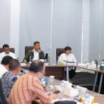 Rapat koordinasi Badan Gizi Nasional (BGN) bersama sejumlah kementerian, lembaga, serta perwakilan industri dan koperasi susu. Rapat koordinasi Badan Gizi Nasional (BGN) bersama Kementerian Koordinator Bidang Pangan, Kementerian Pertanian, Kementerian Kesehatan, Kementerian Perindustrian, Kementerian Koperasi, Kementerian UMKM, BPOM RI, Badan Karantina Indonesia, serta Ketua Asosiasi Industri Pengolahan Susu (AIPS) dan Ketua Gabungan Koperasi Susu Indonesia (GKSI) pada Selasa (8/9). Dok. Biro Hukum dan Humas BGN