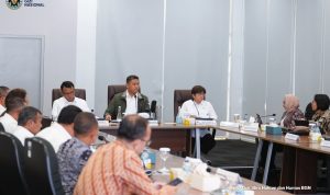 Rapat koordinasi Badan Gizi Nasional (BGN) bersama Kementerian Koordinator Bidang Pangan, Kementerian Pertanian, Kementerian Kesehatan, Kementerian Perindustrian, Kementerian Koperasi, Kementerian UMKM, BPOM RI, Badan Karantina Indonesia, serta Ketua Asosiasi Industri Pengolahan Susu (AIPS) dan Ketua Gabungan Koperasi Susu Indonesia (GKSI) pada Selasa (8/9). Dok. Biro Hukum dan Humas BGN