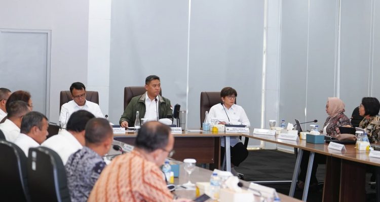 Rapat koordinasi Badan Gizi Nasional (BGN) bersama sejumlah kementerian, lembaga, serta perwakilan industri dan koperasi susu. Rapat koordinasi Badan Gizi Nasional (BGN) bersama Kementerian Koordinator Bidang Pangan, Kementerian Pertanian, Kementerian Kesehatan, Kementerian Perindustrian, Kementerian Koperasi, Kementerian UMKM, BPOM RI, Badan Karantina Indonesia, serta Ketua Asosiasi Industri Pengolahan Susu (AIPS) dan Ketua Gabungan Koperasi Susu Indonesia (GKSI) pada Selasa (8/9). Dok. Biro Hukum dan Humas BGN