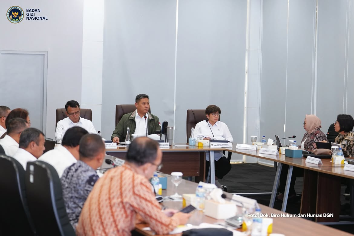 Rapat koordinasi Badan Gizi Nasional (BGN) bersama Kementerian Koordinator Bidang Pangan, Kementerian Pertanian, Kementerian Kesehatan, Kementerian Perindustrian, Kementerian Koperasi, Kementerian UMKM, BPOM RI, Badan Karantina Indonesia, serta Ketua Asosiasi Industri Pengolahan Susu (AIPS) dan Ketua Gabungan Koperasi Susu Indonesia (GKSI) pada Selasa (8/9). Dok. Biro Hukum dan Humas BGN