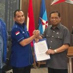 Wali Kota Lhokseumawe Sayuti, salam komando dengan Sekjen DPP Partai Demokrat Herman Khaeron, usai menerima SK penetapan sebagai Ketua DPD Demokrat Aceh di Kantor DPP Partai Demokrat, Jakarta Pusat, Jumat (18/9/2026).