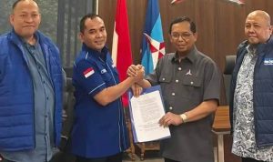 Wali Kota Lhokseumawe Sayuti, salam komando dengan Sekjen DPP Partai Demokrat Herman Khaeron, usai menerima SK penetapan sebagai Ketua DPD Demokrat Aceh di Kantor DPP Partai Demokrat, Jakarta Pusat, Jumat (18/9/2026).