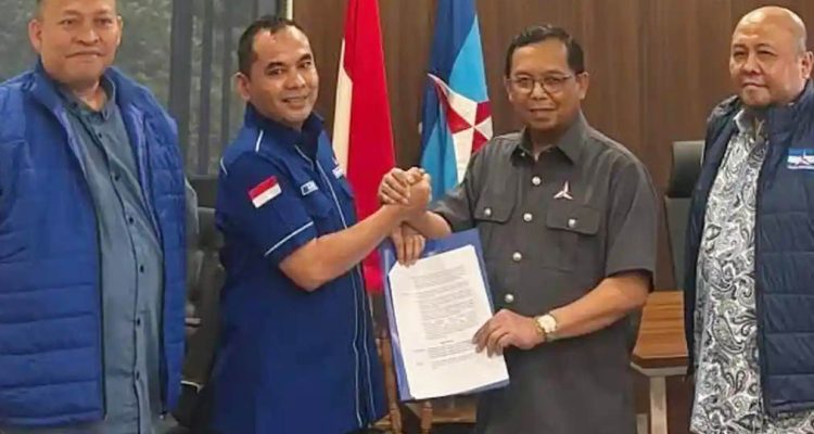 Wali Kota Lhokseumawe Sayuti, salam komando dengan Sekjen DPP Partai Demokrat Herman Khaeron, usai menerima SK penetapan sebagai Ketua DPD Demokrat Aceh di Kantor DPP Partai Demokrat, Jakarta Pusat, Jumat (18/9/2026).