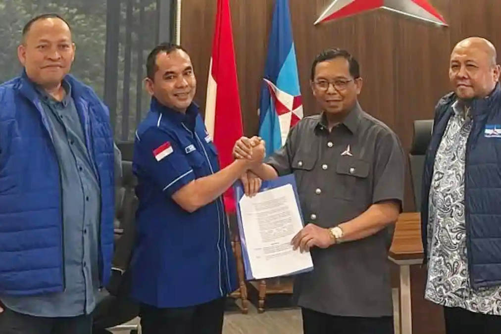 Wali Kota Lhokseumawe Sayuti, salam komando dengan Sekjen DPP Partai Demokrat Herman Khaeron, usai menerima SK penetapan sebagai Ketua DPD Demokrat Aceh di Kantor DPP Partai Demokrat, Jakarta Pusat, Jumat (18/9/2026).