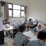 Para siswa Sekolah Rakyat sedang berlajar.