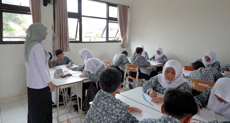 Para siswa Sekolah Rakyat sedang berlajar.