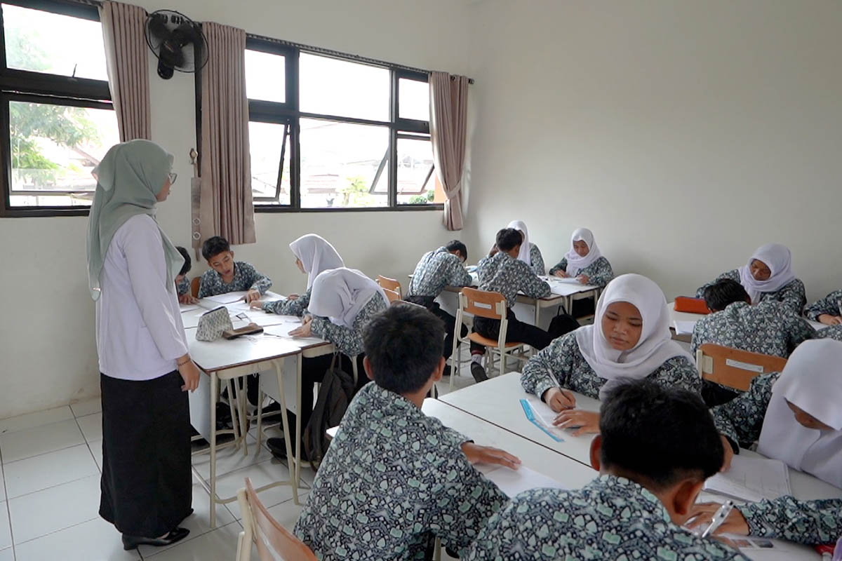 Para siswa Sekolah Rakyat sedang berlajar.