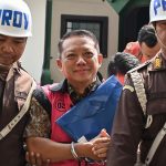 Tersangka kasus dugaan Tindak Pidana Pencucian Uang (TPPU) Febrie Adriansyah (tengah). [ANTARA FOTO/Fakhri Hermansyah/YU]