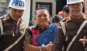 Tersangka kasus dugaan Tindak Pidana Pencucian Uang (TPPU) Febrie Adriansyah (tengah). [ANTARA FOTO/Fakhri Hermansyah/YU]