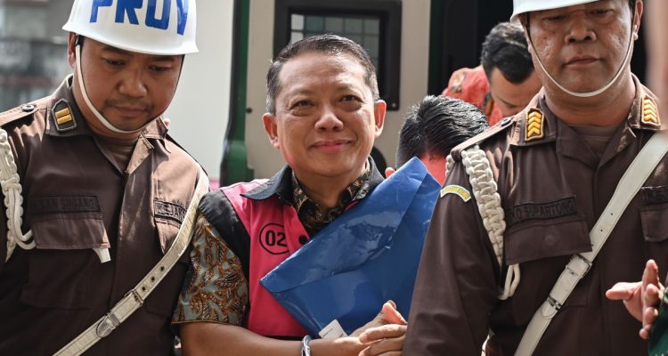 Tersangka kasus dugaan Tindak Pidana Pencucian Uang (TPPU) Febrie Adriansyah (tengah). [ANTARA FOTO/Fakhri Hermansyah/YU]