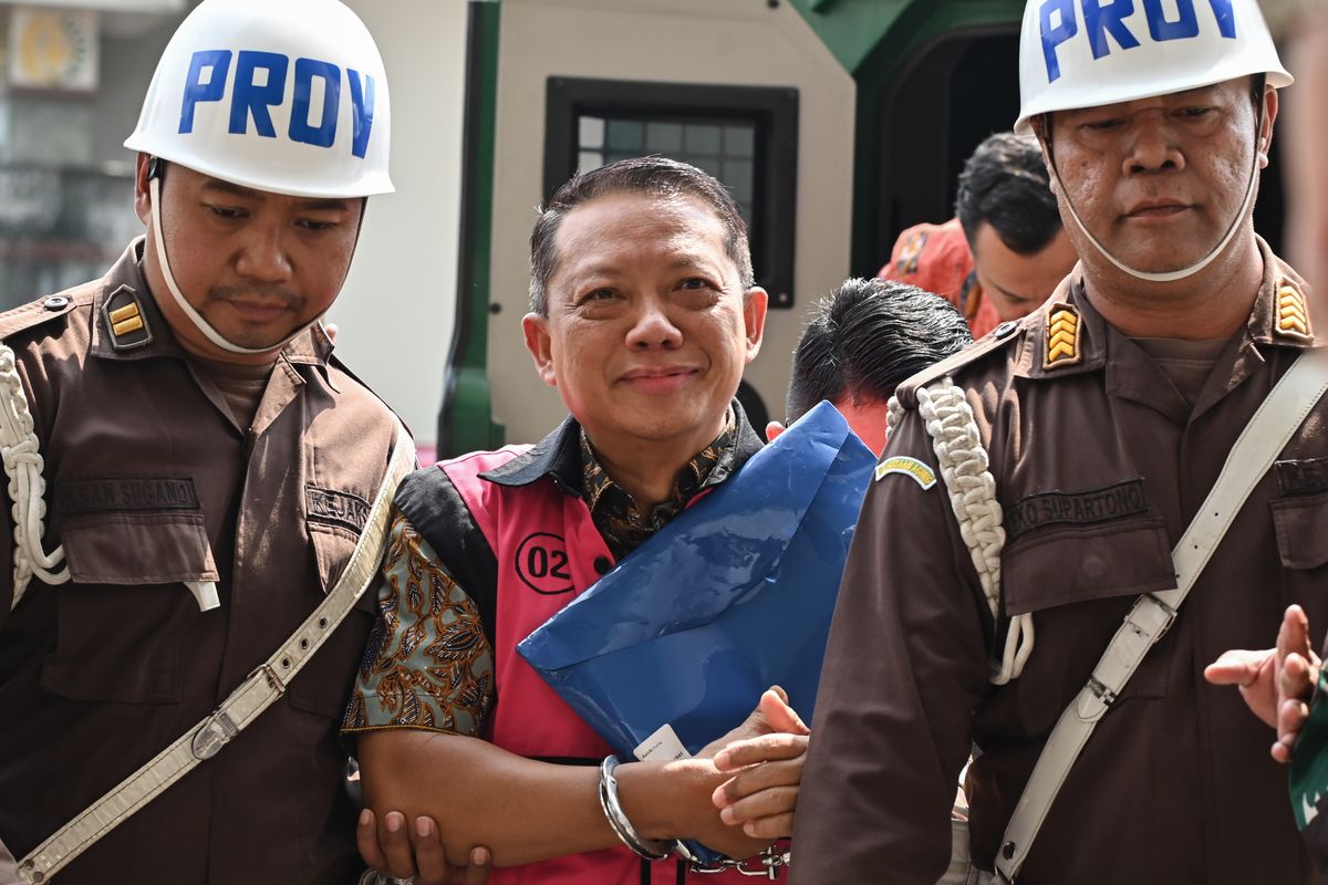 Tersangka kasus dugaan Tindak Pidana Pencucian Uang (TPPU) Febrie Adriansyah (tengah). [ANTARA FOTO/Fakhri Hermansyah/YU]