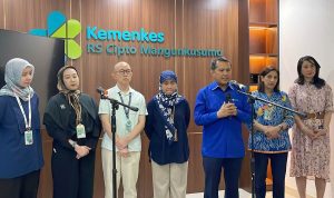 Konferensi pers perkembangan kondisi medis Febiona Purba dan Agnesia Paruliana Silitonga, dua siswi asal Karo, Sumatera Utara yang kini dirujuk ke Rumah Sakit Cipto Mangunkusumo (RSCM) usai keracunan makanan bergizi gratis.
