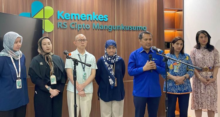 Konferensi pers perkembangan kondisi medis Febiona Purba dan Agnesia Paruliana Silitonga, dua siswi asal Karo, Sumatera Utara yang kini dirujuk ke Rumah Sakit Cipto Mangunkusumo (RSCM) usai keracunan makanan bergizi gratis.