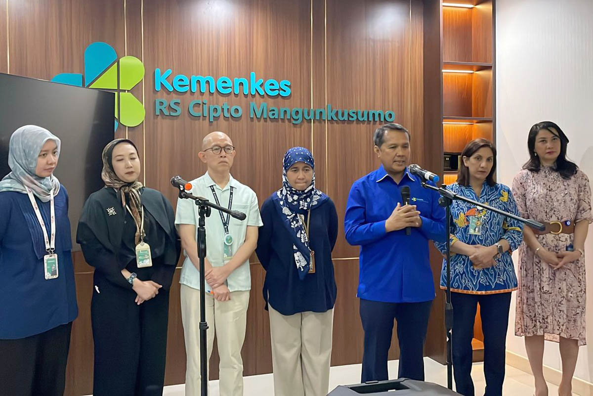 Konferensi pers perkembangan kondisi medis Febiona Purba dan Agnesia Paruliana Silitonga, dua siswi asal Karo, Sumatera Utara yang kini dirujuk ke Rumah Sakit Cipto Mangunkusumo (RSCM) usai keracunan makanan bergizi gratis.