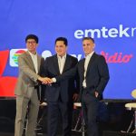Ketua Umum PSSI, Erick Thohir (tengah), bersama Direktur Utama Emtek Media Sutanto Hartono dan Pelatih Timnas Indonesia John Herdman