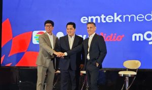 Ketua Umum PSSI, Erick Thohir (tengah), bersama Direktur Utama Emtek Media Sutanto Hartono dan Pelatih Timnas Indonesia John Herdman