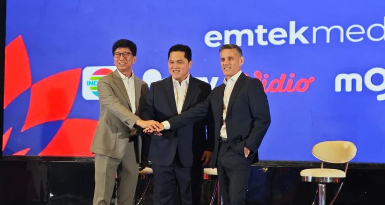 Ketua Umum PSSI, Erick Thohir (tengah), bersama Direktur Utama Emtek Media Sutanto Hartono dan Pelatih Timnas Indonesia John Herdman