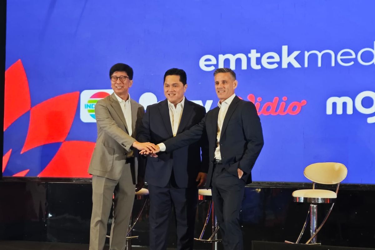 Ketua Umum PSSI, Erick Thohir (tengah), bersama Direktur Utama Emtek Media Sutanto Hartono dan Pelatih Timnas Indonesia John Herdman