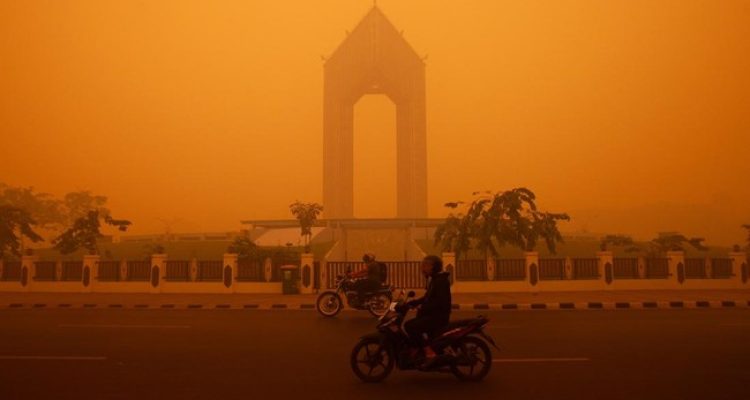 Kualitas udara di empat wilayah Indonesia, termasuk Palangka Raya dan Palembang, terdeteksi berbahaya dengan konsentrasi PM2.5 tinggi.