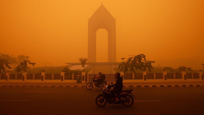 Kualitas udara di empat wilayah Indonesia, termasuk Palangka Raya dan Palembang, terdeteksi berbahaya dengan konsentrasi PM2.5 tinggi.