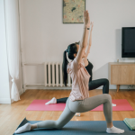 Ilustrasi dua perempuan melakukan gerakan yoga di rumah untuk menjaga kebugaran dan melatih fleksibilitas tubuh. Dua perempuan melakukan gerakan yoga di rumah untuk menjaga kebugaran dan melatih fleksibilitas tubuh.