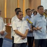 Menteri Dalam Negeri (Mendagri) Tito Karnavian usai rapat bersama Kepala BGN Sudaryono di Kantor Kemendagri, Jakarta, Rabu (28/10/2026).