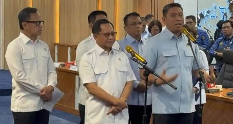 Menteri Dalam Negeri (Mendagri) Tito Karnavian usai rapat bersama Kepala BGN Sudaryono di Kantor Kemendagri, Jakarta, Rabu (28/10/2026).