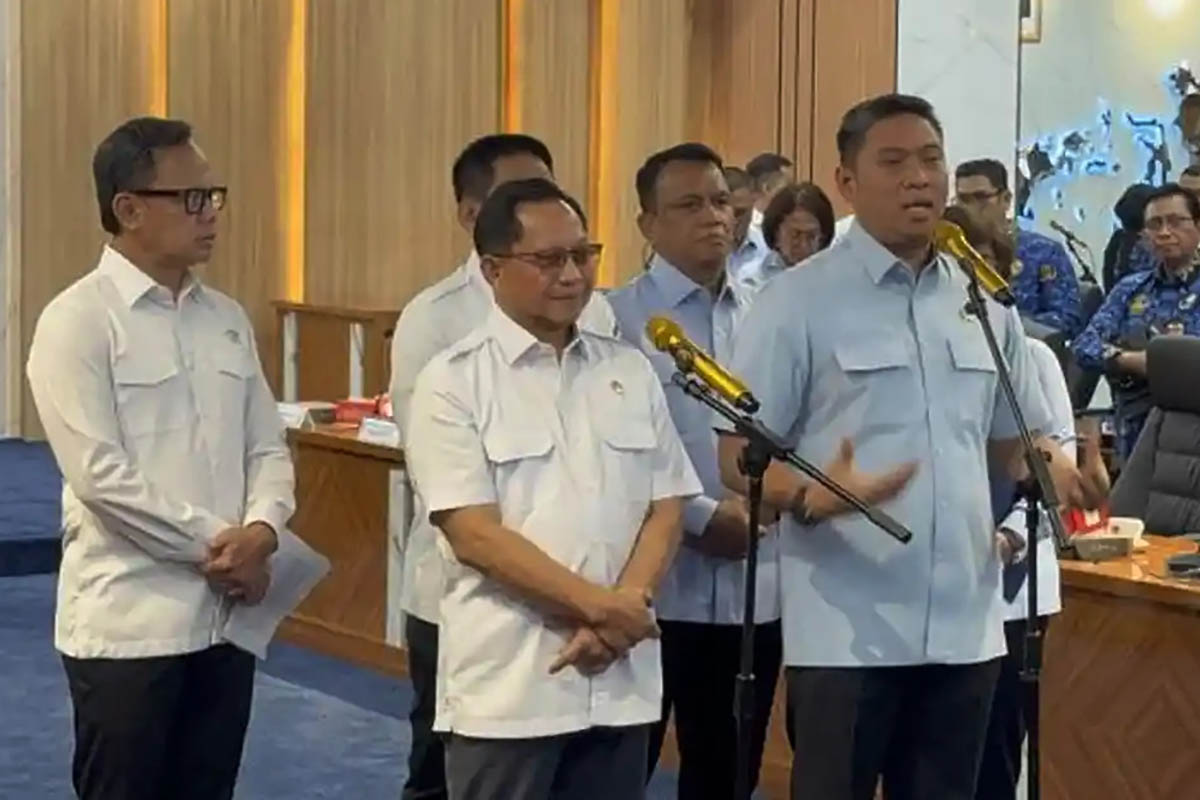Menteri Dalam Negeri (Mendagri) Tito Karnavian usai rapat bersama Kepala BGN Sudaryono di Kantor Kemendagri, Jakarta, Rabu (28/10/2026).