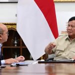 Menteri Investasi dan Hilirisasi/Kepala BKPM, Rosan Roeslani bersama Presiden Prabowo Subianto di Istana Merdeka, Jakarta.