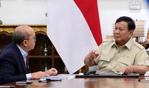 Menteri Investasi dan Hilirisasi/Kepala BKPM, Rosan Roeslani bersama Presiden Prabowo Subianto di Istana Merdeka, Jakarta.