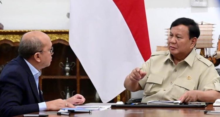 Menteri Investasi dan Hilirisasi/Kepala BKPM, Rosan Roeslani bersama Presiden Prabowo Subianto di Istana Merdeka, Jakarta.