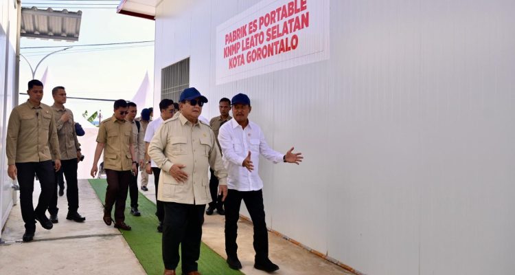 Presiden Prabowo Subianto bersama Sakti Wahyu Trenggono Menteri Kelautan dan Perikanan.