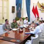 Presiden Prabowo Subianto memimpin rapat terbatas membahas penanganan kebakaran hutan dan lahan (karhutla) secara hybrid dari Istana Merdeka, Jakarta. Presiden Prabowo Subianto memimpin rapat terbatas membahas penanganan kebakaran hutan dan lahan (karhutla) secara hybrid dari Istana Merdeka, Jakarta, Senin, 12 Oktober 2026. Foto: BPMI Setpres/Muchlis Jr