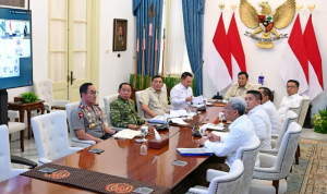 Presiden Prabowo Subianto memimpin rapat terbatas membahas penanganan kebakaran hutan dan lahan (karhutla) secara hybrid dari Istana Merdeka, Jakarta, Senin, 12 Oktober 2026. Foto: BPMI Setpres/Muchlis Jr