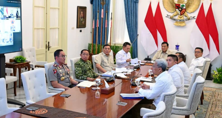 Presiden Prabowo Subianto memimpin rapat terbatas membahas penanganan kebakaran hutan dan lahan (karhutla) secara hybrid dari Istana Merdeka, Jakarta, Senin, 12 Oktober 2026. Foto: BPMI Setpres/Muchlis Jr