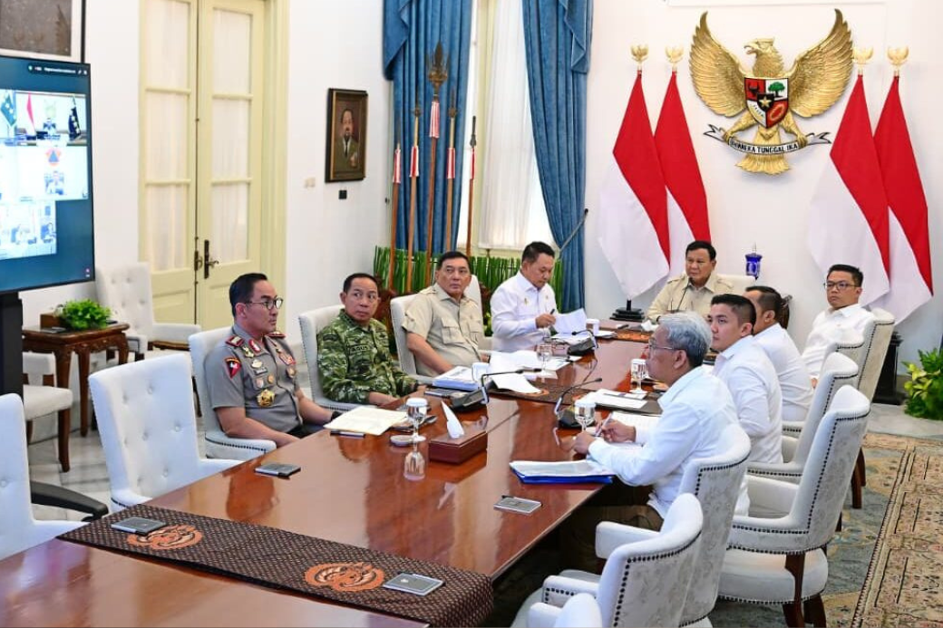 Presiden Prabowo Subianto memimpin rapat terbatas membahas penanganan kebakaran hutan dan lahan (karhutla) secara hybrid dari Istana Merdeka, Jakarta, Senin, 12 Oktober 2026. Foto: BPMI Setpres/Muchlis Jr