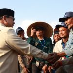 Presiden Prabowo bersama Petani Presiden Prabowo Subianto bersama dengan petani di Malang, Jawa Timur.