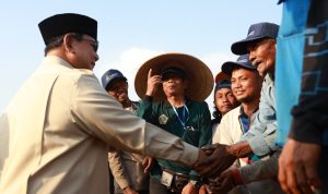 Presiden Prabowo Subianto bersama dengan petani di Malang, Jawa Timur.