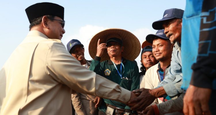 Presiden Prabowo bersama Petani Presiden Prabowo Subianto bersama dengan petani di Malang, Jawa Timur.