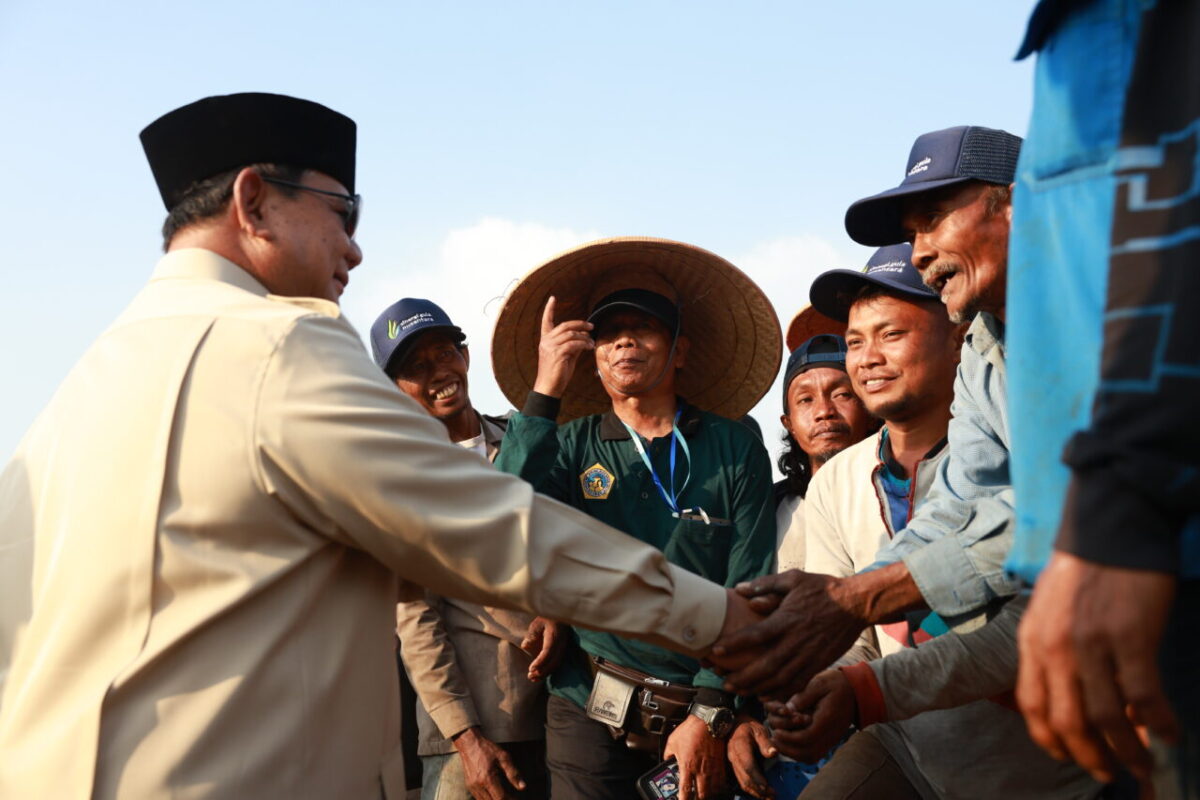 Presiden Prabowo Subianto bersama dengan petani di Malang, Jawa Timur.