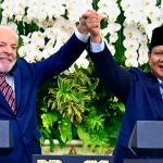 Presiden Prabowo dan Presiden Lula Presiden Prabowo Subianto (kanan) saat memberikan keterangan pers bersama Presiden Republik Federasi Brasil Luiz Inácio Lula da Silva di Istana Merdeka, Jakarta.