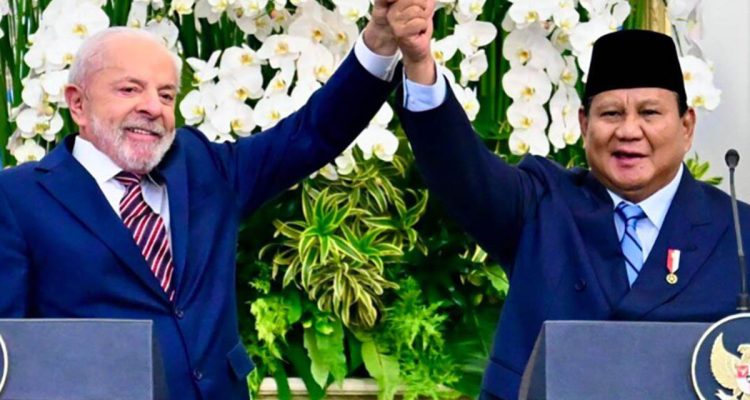 Presiden Prabowo dan Presiden Lula Presiden Prabowo Subianto (kanan) saat memberikan keterangan pers bersama Presiden Republik Federasi Brasil Luiz Inácio Lula da Silva di Istana Merdeka, Jakarta.