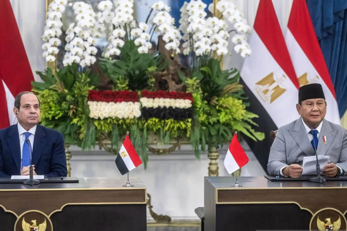 Presiden Prabowo Subianto (kanan) bersama Presiden Mesir Abdel Fattah el-Sisi (kiri) menyampaikan keterangan pers usai pertemuan bilateral di Istana Merdeka, Jakarta, Minggu (11/10/2026).