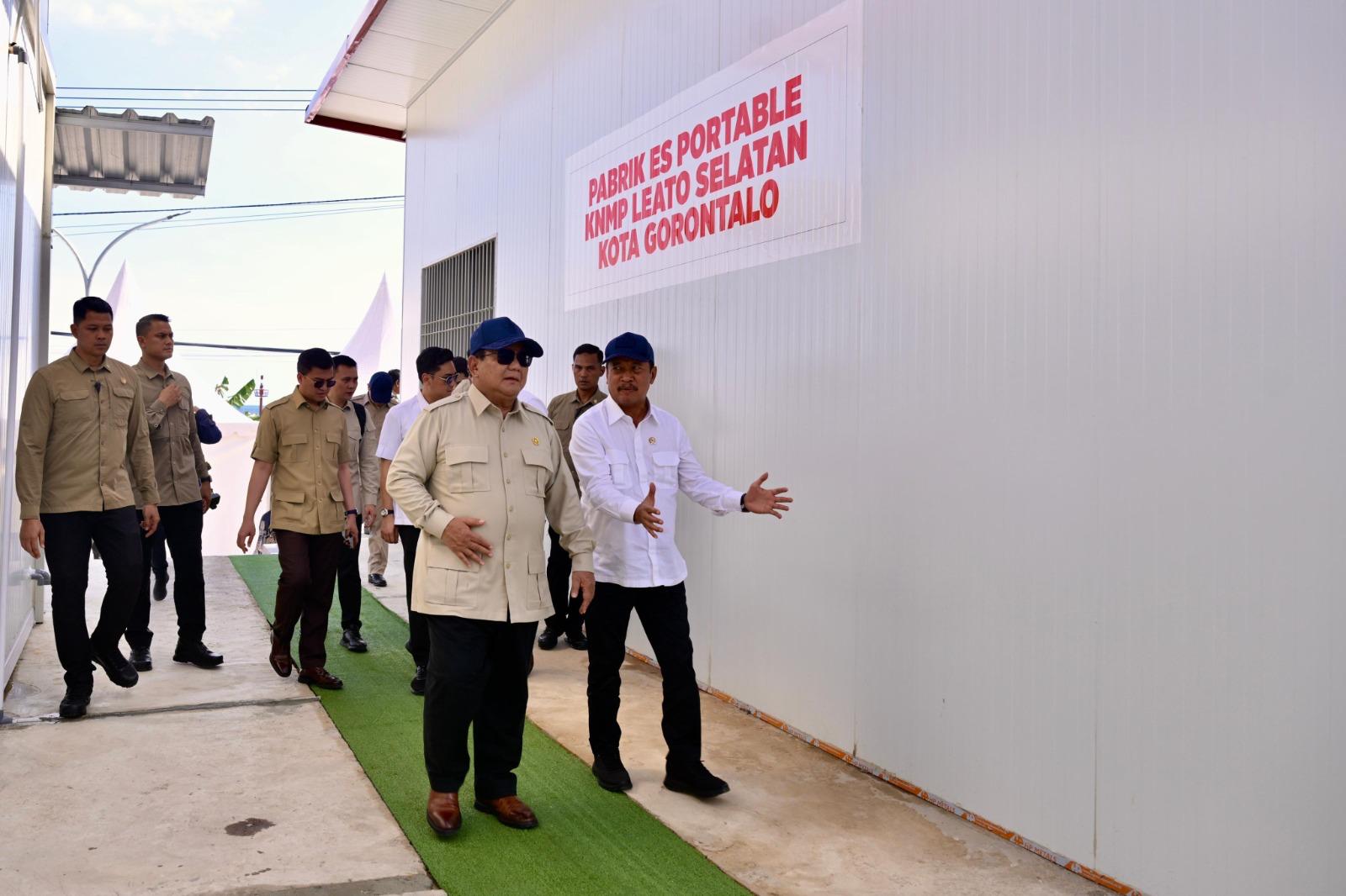 Presiden Prabowo Subianto bersama Sakti Wahyu Trenggono Menteri Kelautan dan Perikanan.