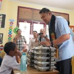 Sudaryono-Aceh Sudaryono Kepala BGN sedang berbincang-bincang dengan siswa SDN Cot Meuraja, Kecamatan Blang Bintang, Kabupaten Aceh Besar.