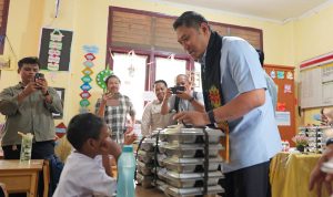 Sudaryono Kepala BGN sedang berbincang-bincang dengan siswa SDN Cot Meuraja, Kecamatan Blang Bintang, Kabupaten Aceh Besar.